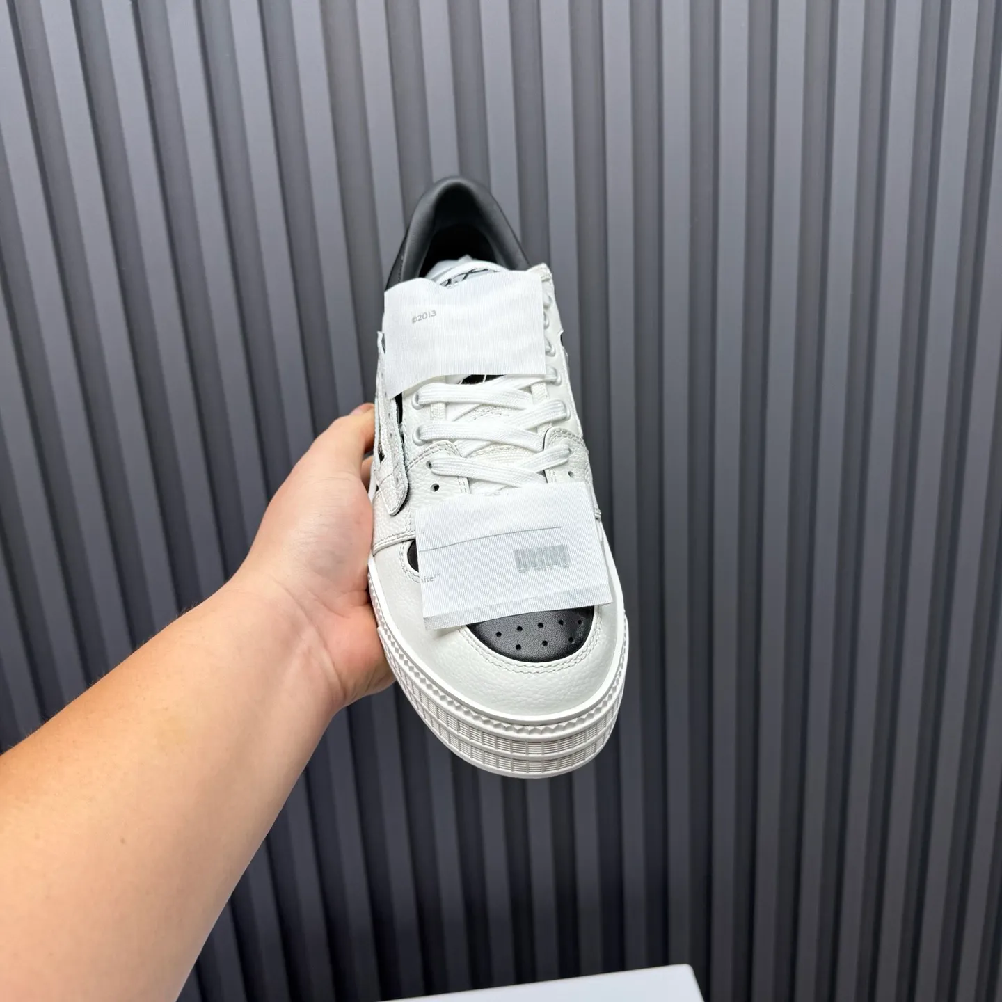 Men's shoes💰680 OFF WHITE ⚡️Couple style⚡️The latest spring style street casual shoes, released with the highest quality version on the market👊Series original mold opening, original lasting, production technology 1:1 original version➰🔜The best choice for more and more celebrities and Internet celebrities🔸In the classics Changes in the code🔸Innovate in the trend🔸Strive to break away from the shackles of bad street design🔝Although he is not the originator of fashion design, he is definitely a shining dark horse in avant-garde design🐴🆙Do not follow the trend🔅Not universal beauty🔅 Fabric💯First-layer cowhide Lining💯Imported skin-friendly and environmentally friendly polyester mesh Foot pads💯Original molded high-elastic environmentally friendly molding pads Midsole💯Made with original last-last technology Outsole💯Rubber outsole Packaging💯Official website synchronizes full set of packaging (brand wrapping paper, brand certificate, brand cloth bag) Code numbers 35-44, 45 46 Customized